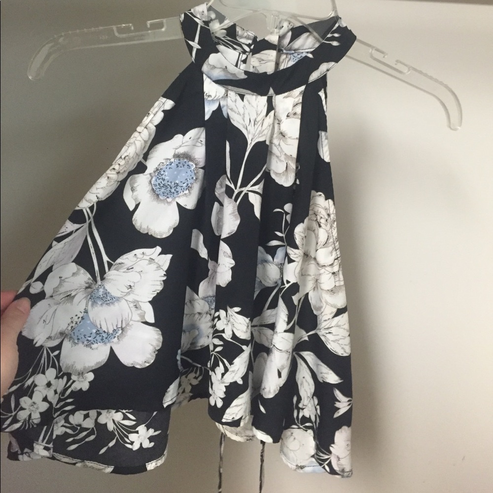 Floral flowy crop top!