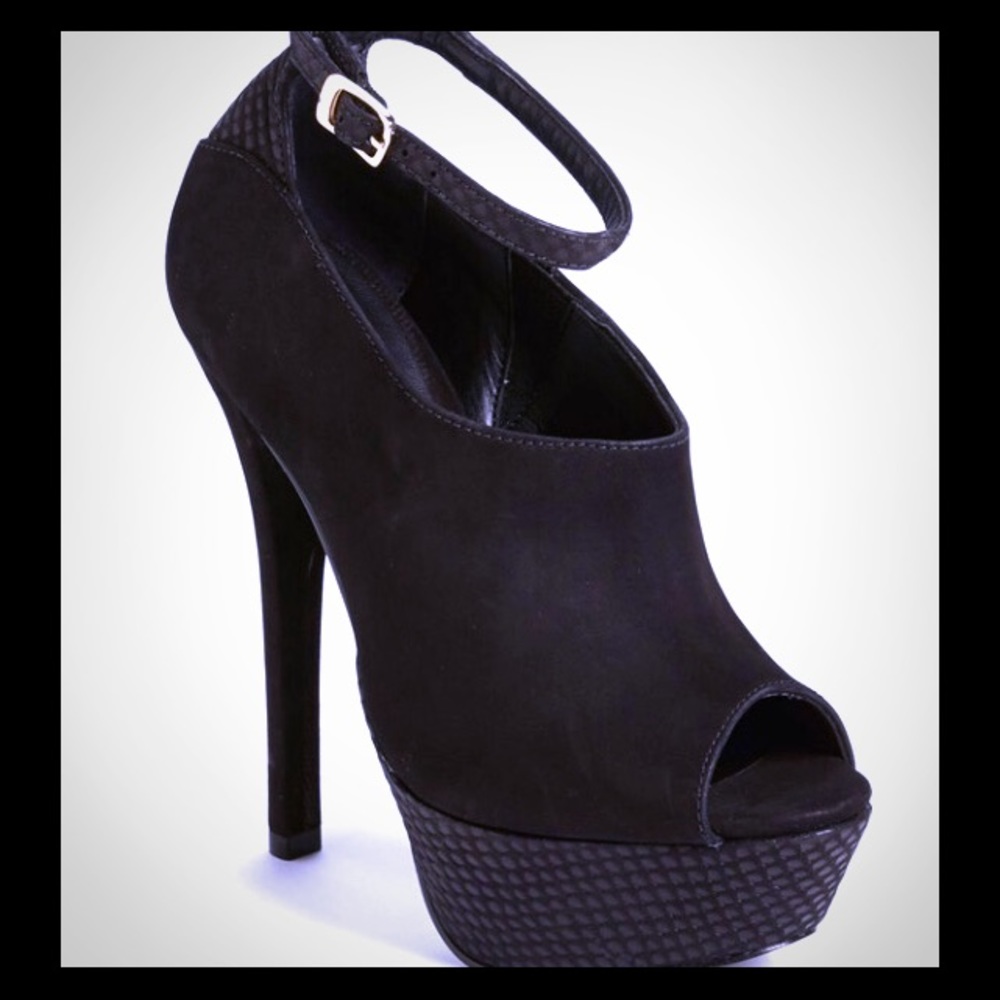 Steve Madden Chella Shootie Pump