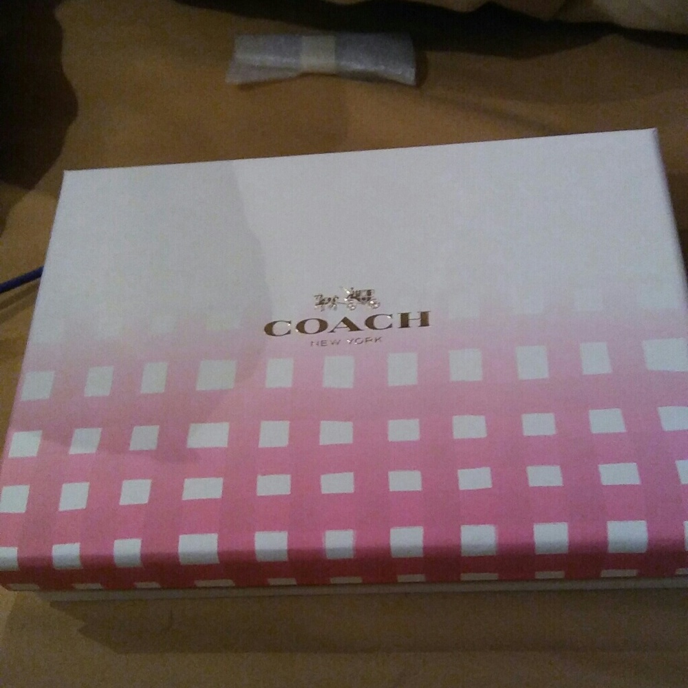 Coach gift box small wristlet - Picture 2 of 2