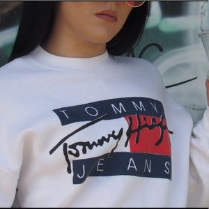 White pullover with Tommy Hilfiger logo
