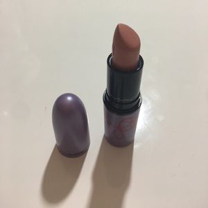 Kelly Osbourne and MAC lipstick in Strip Poker