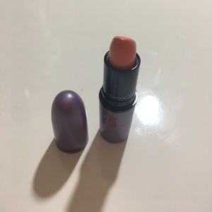 Kelly Osbourne MAC lipstick in Riot House