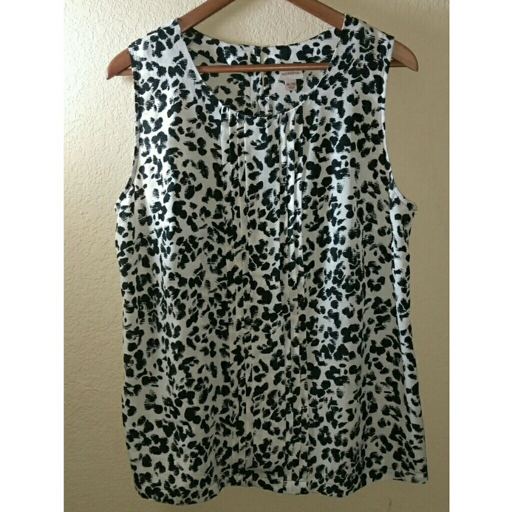 Sleeveless blouse black and white abstract print