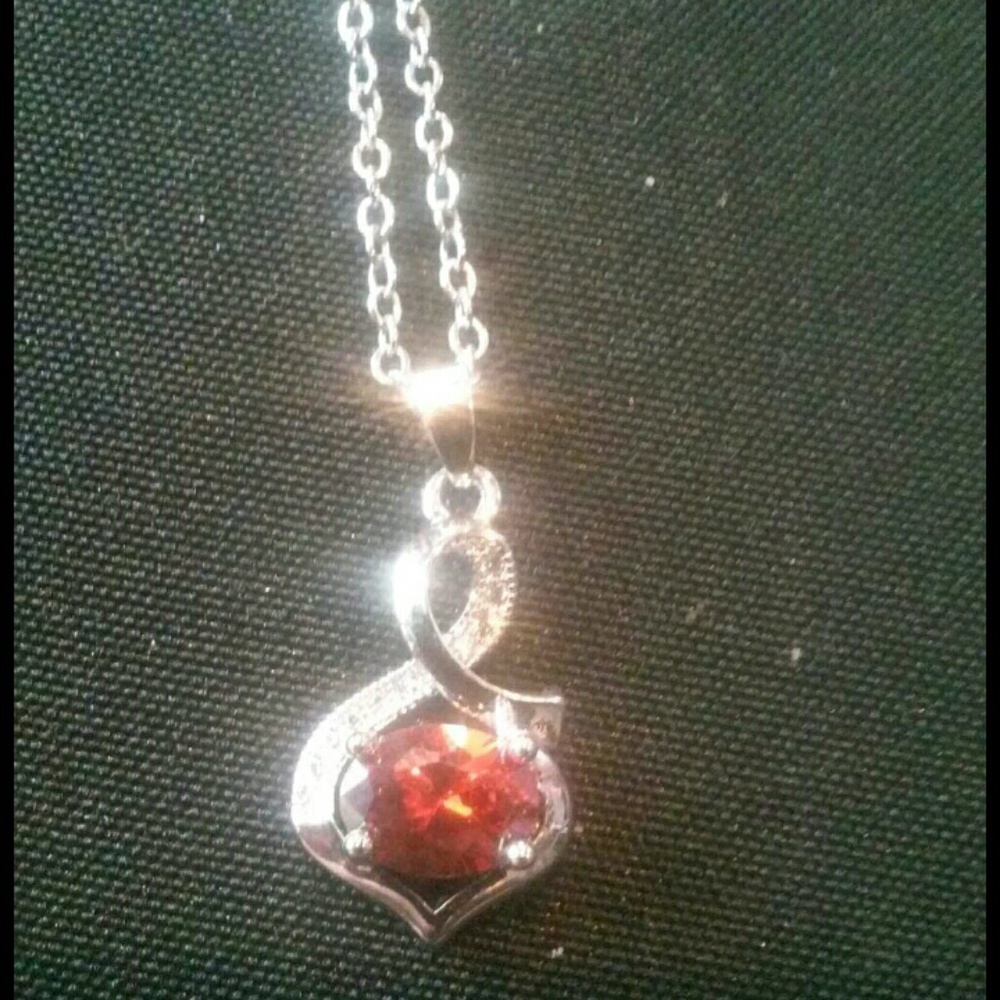 Beautiful necklace w/ red stone never worn no tags