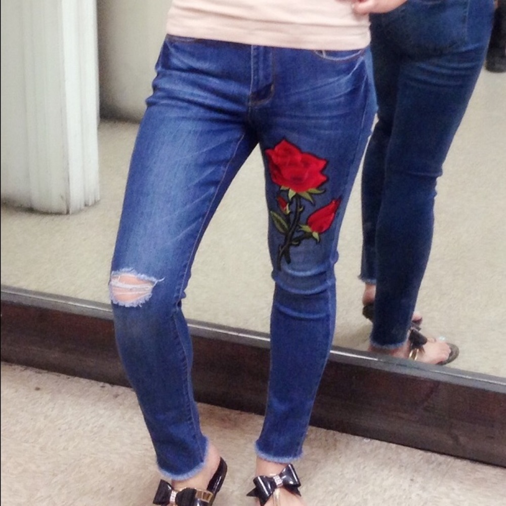 🎉HP 8/09!!🎉Rose embroidered skinny Jeans