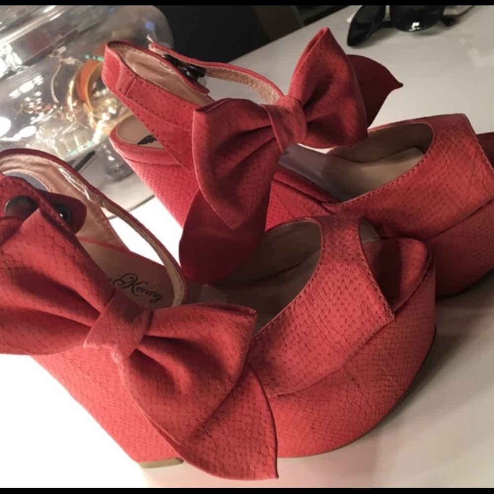 Coral, bow stepped wedges.