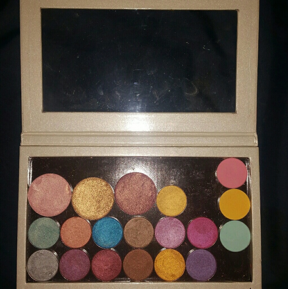 Slightly Used Large ZPalette W/ Morphe Eyeshadows