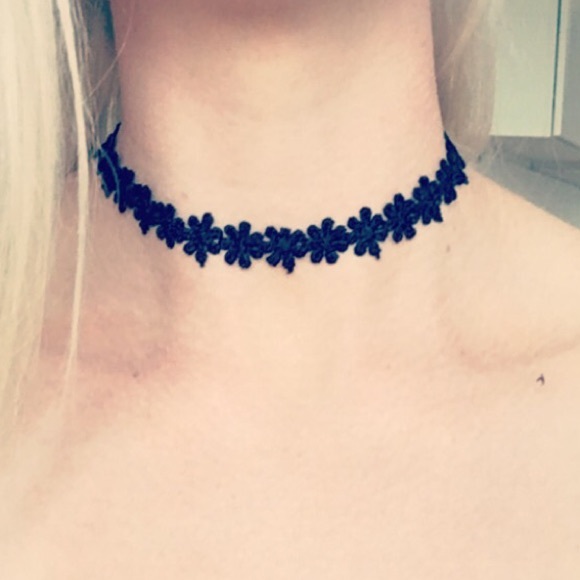 Daisy Crochet Choker - Picture 2 of 4