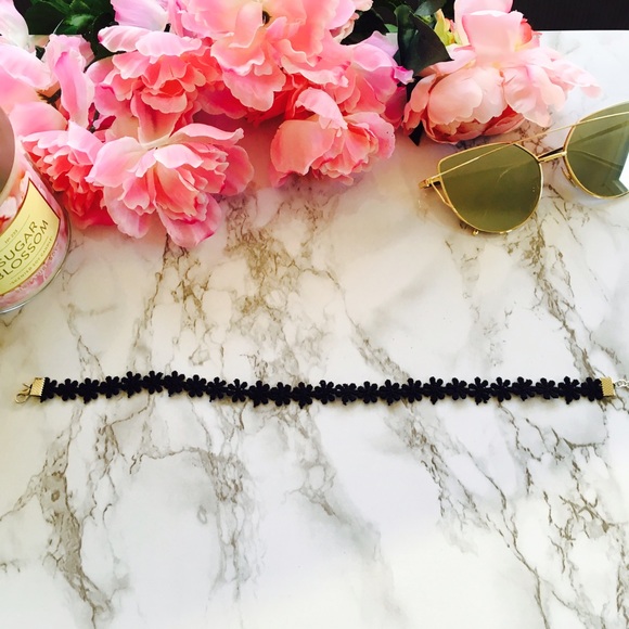 Daisy Crochet Choker - Picture 3 of 4