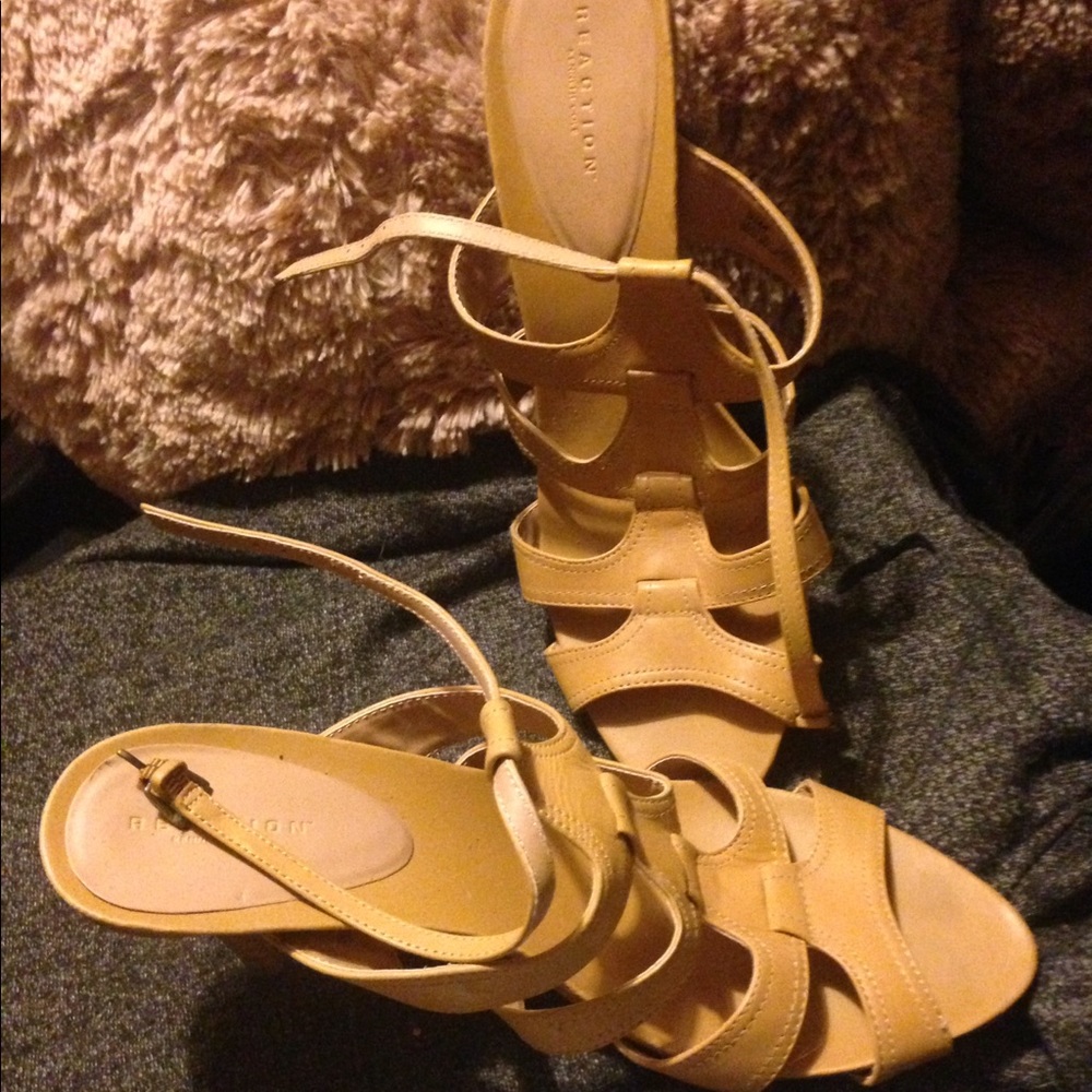 Reaction by Kenneth Cole beige sandals