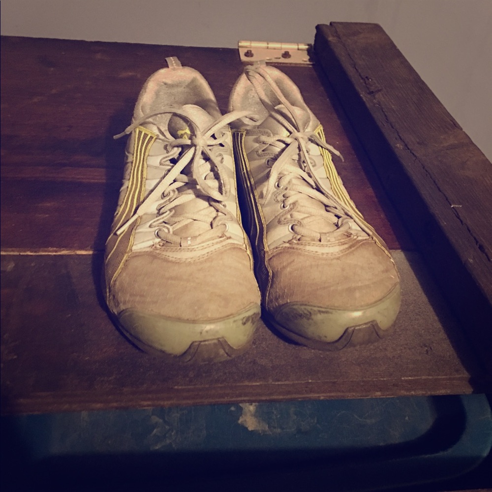 Puma woman's running shoes