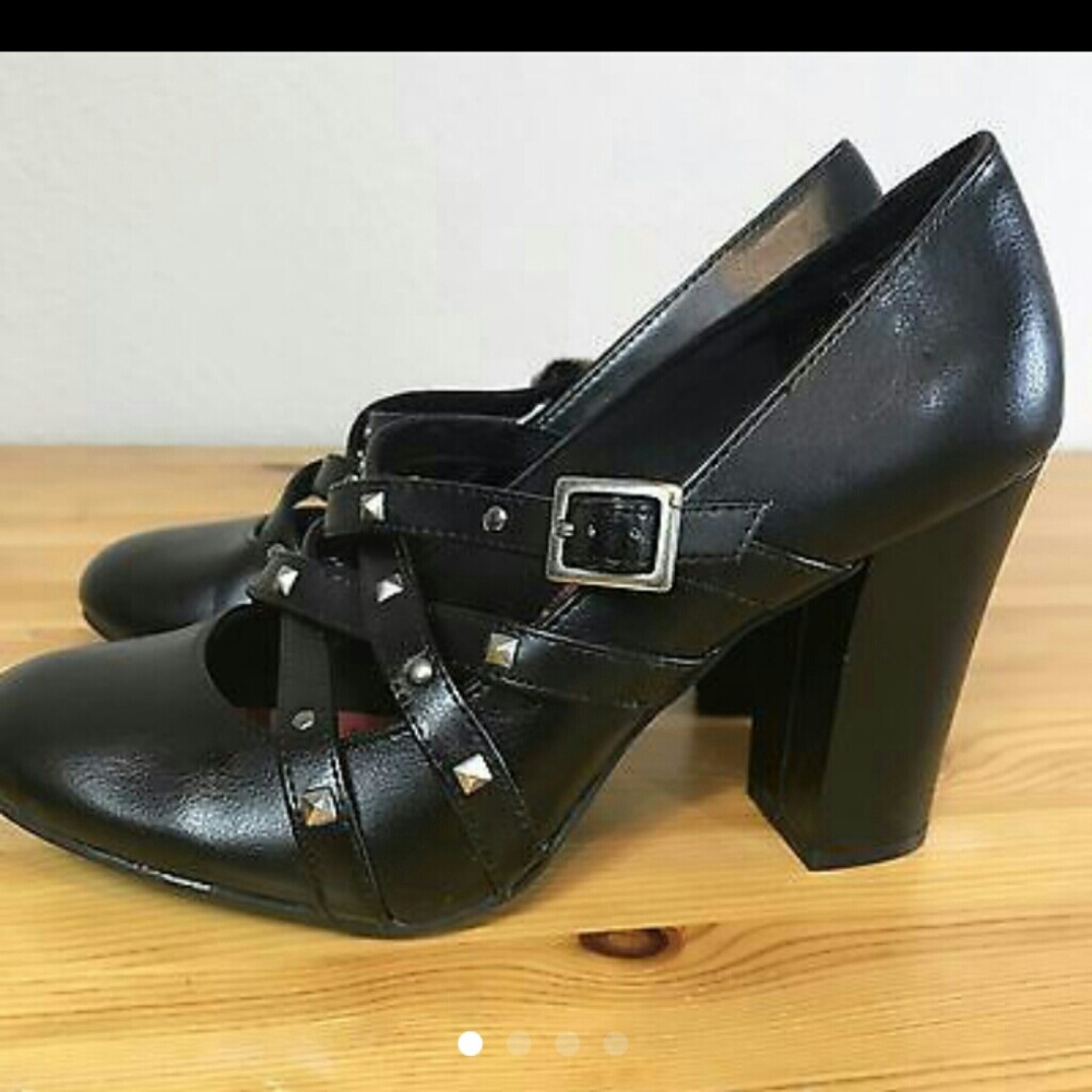 American eagle Mary Jane stud