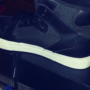 SUPRA SKATING SHOES.