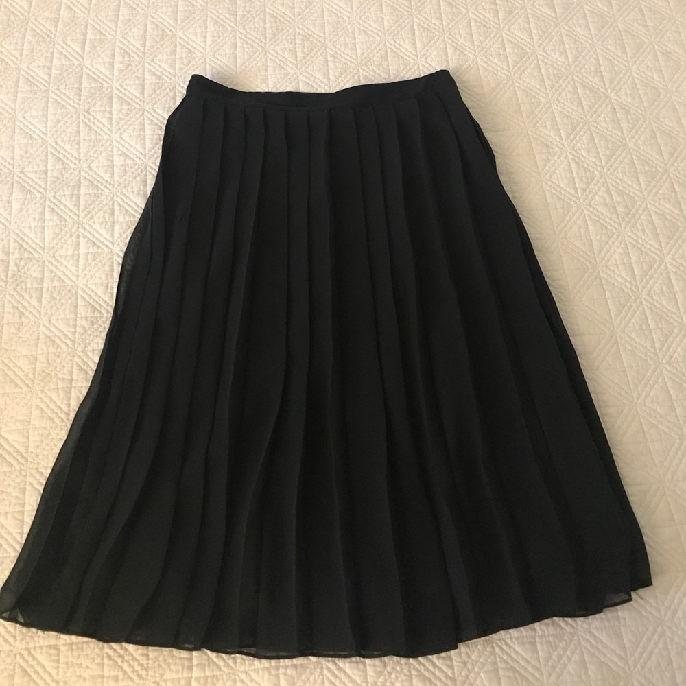 Black high waisted pleated skirt