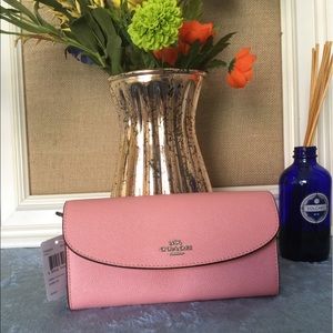 🆕🆕 Brand new pink Coach wallet