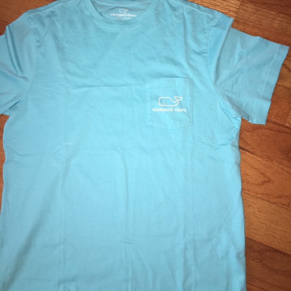 Vineyard vines t shirt (small)