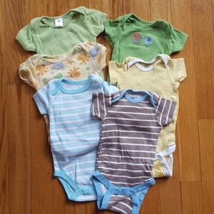 💕3/15💕 6 Onesies 0-3 month