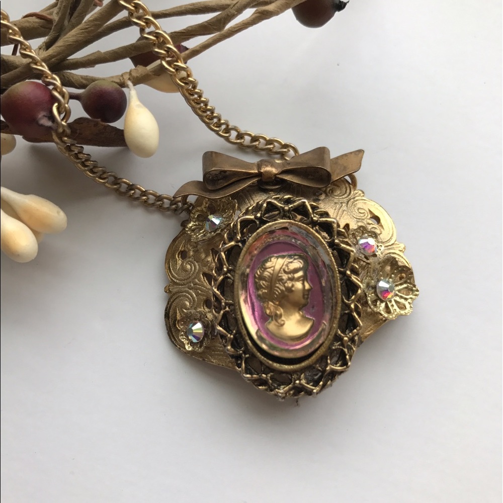 👑HP Vintage assemblage iridescent cameo necklace