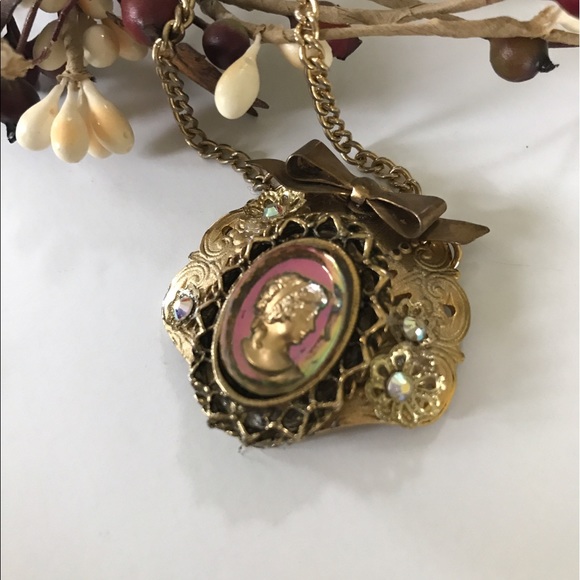 👑HP Vintage assemblage iridescent cameo necklace - Picture 3 of 5