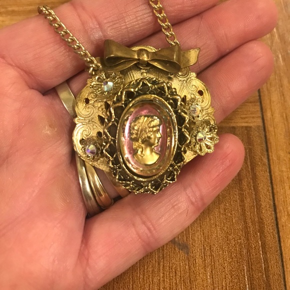 👑HP Vintage assemblage iridescent cameo necklace - Picture 5 of 5