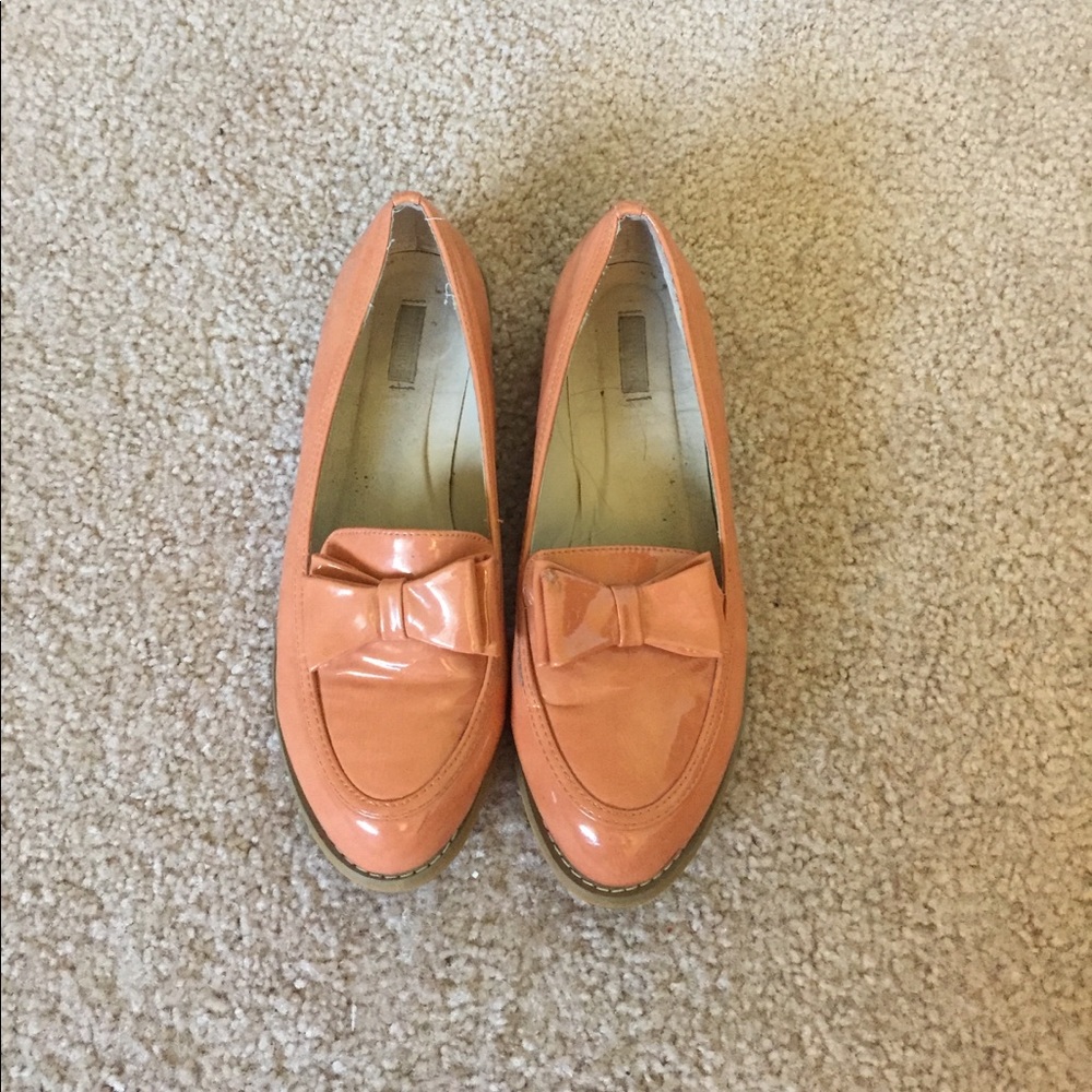 Salmon pink patented leather flats