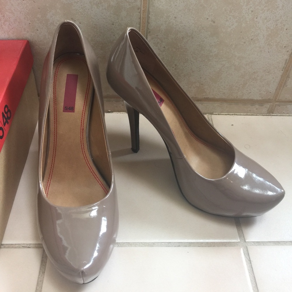5/48 patent leather taupe sz euro38 shoes