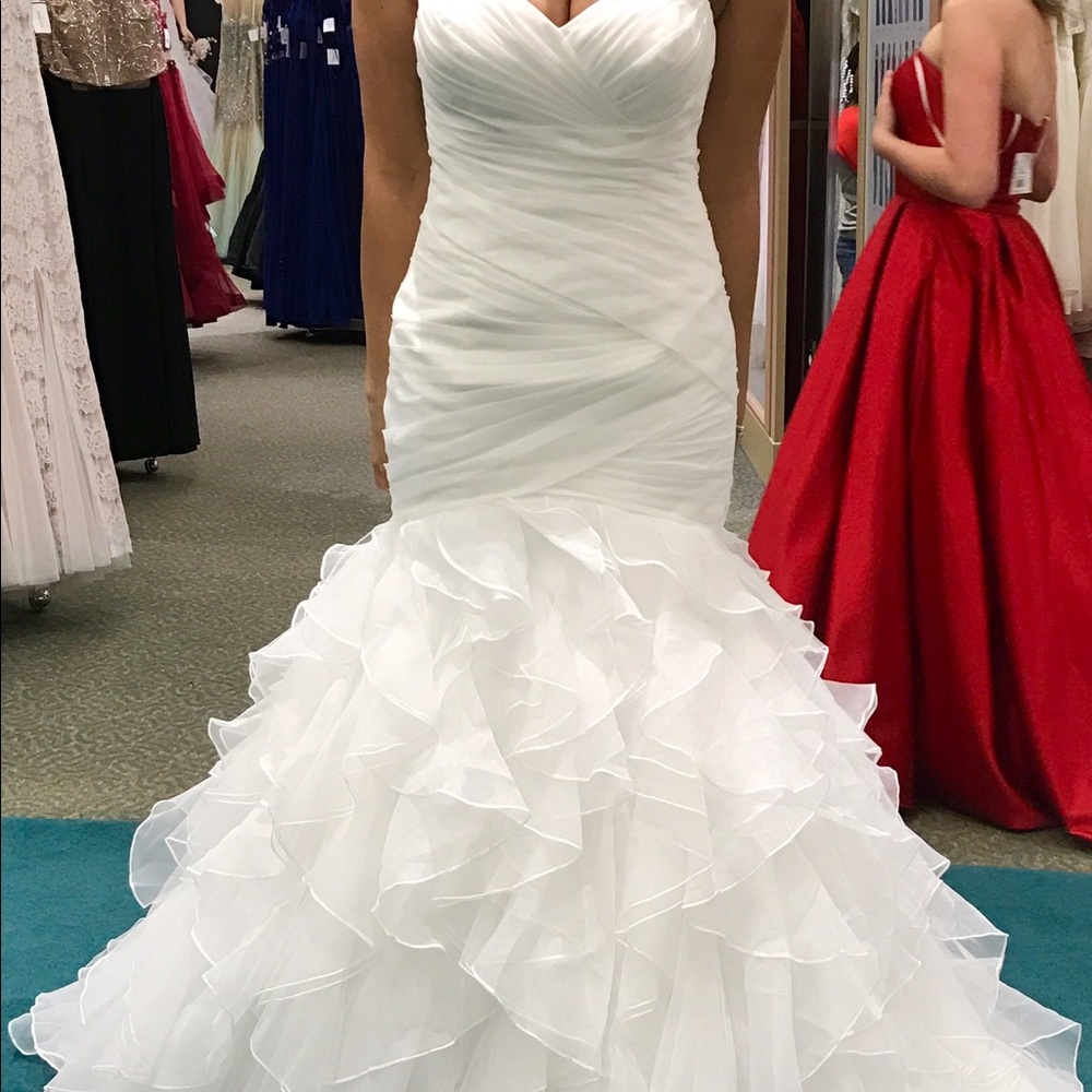 Gorgeous Ivory wedding gown