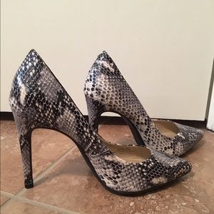 Gianni Bini snakeskin heels
