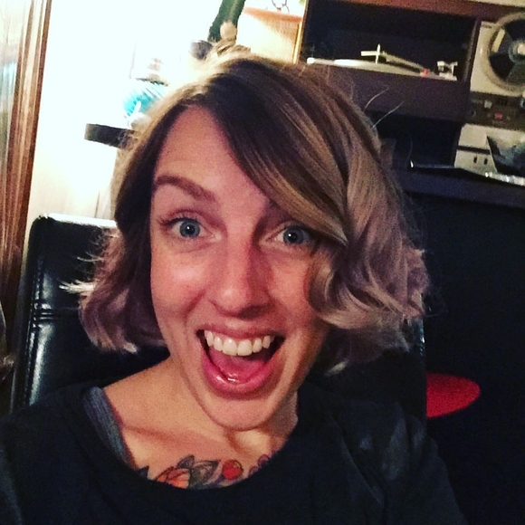 Meet your Posher, Casie - Picture 1 of 1