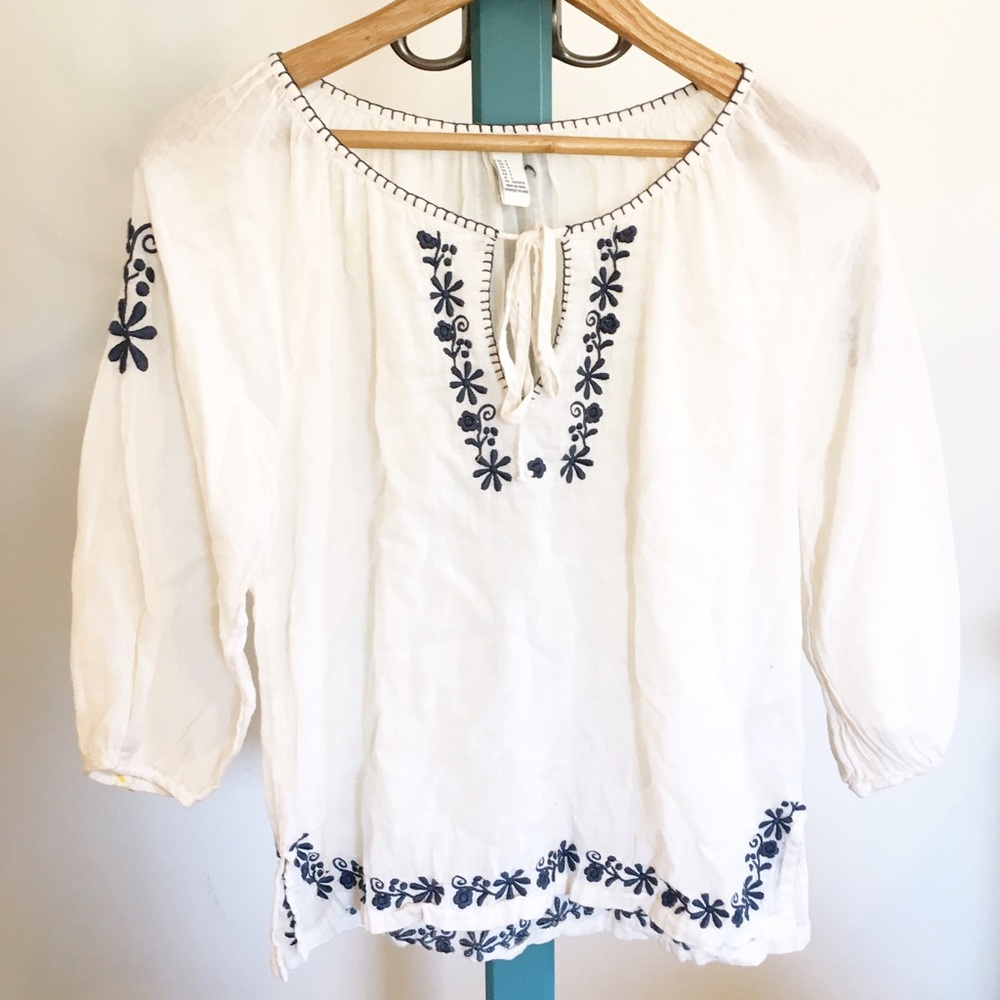 🦋 Forever 21  blue and off white top size S🦋