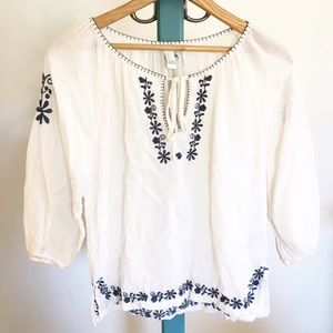 🦋 Forever 21  blue and off white top size S🦋