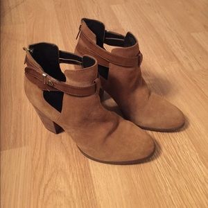 GUESS Suede booties