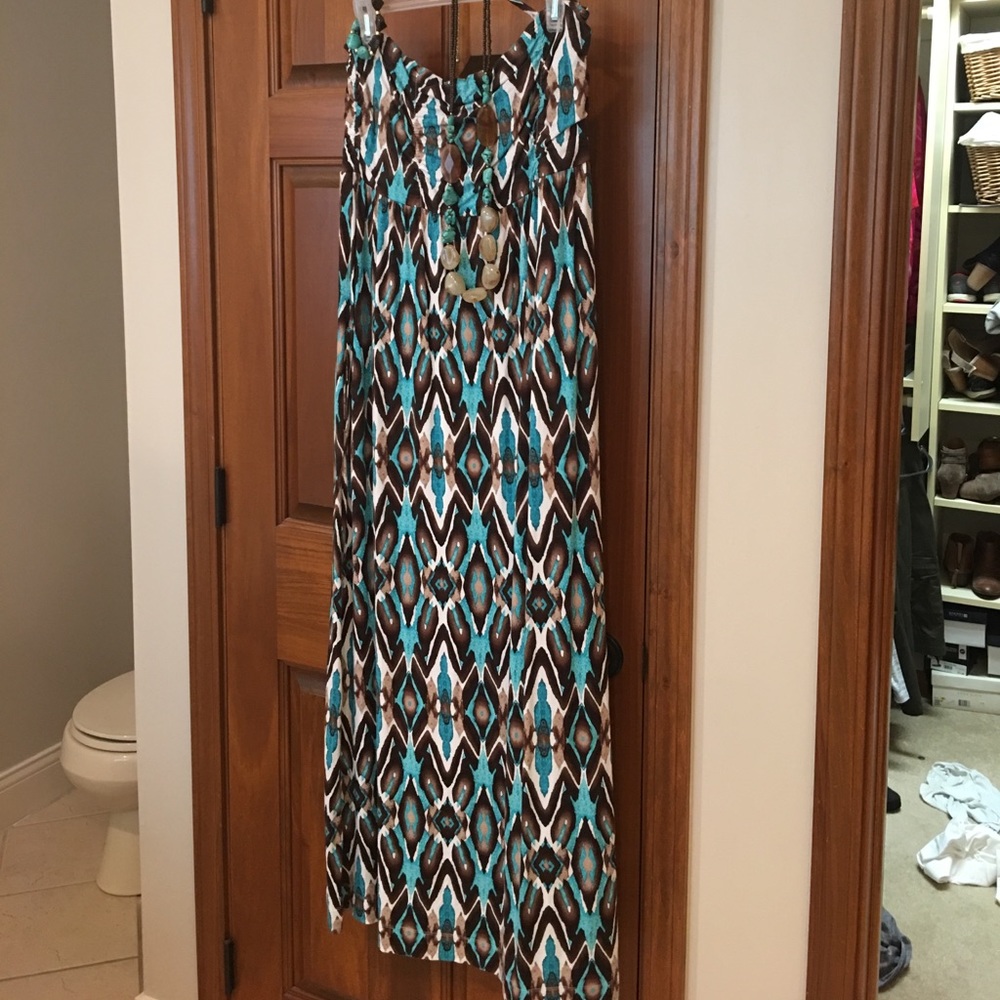 Maxi and matching jewelry
