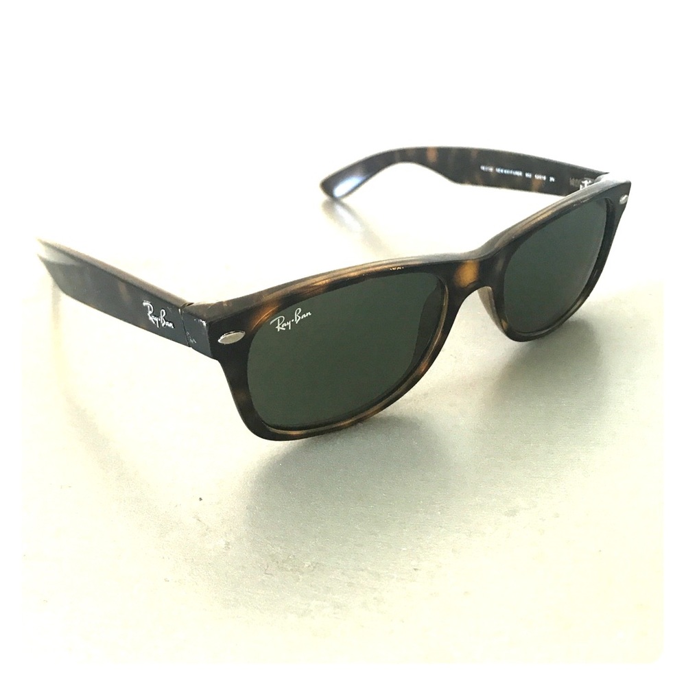 Wayfarer RayBans tortoiseshell