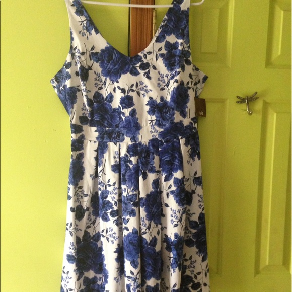 ❗️❗️SOLD❗️❗️ Bookmaking Brunch Dress in Roses 1X - Picture 3 of 4