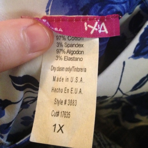 ❗️❗️SOLD❗️❗️ Bookmaking Brunch Dress in Roses 1X - Picture 4 of 4