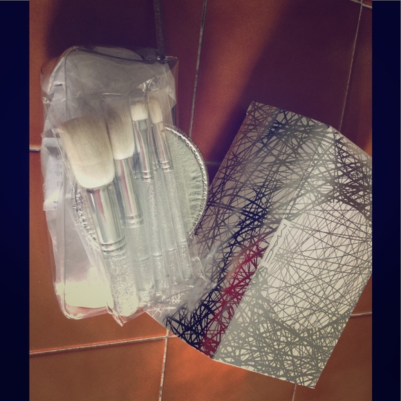 MAC Make it Perfect 5 Brush kit Special Edition - Picture 3 of 3