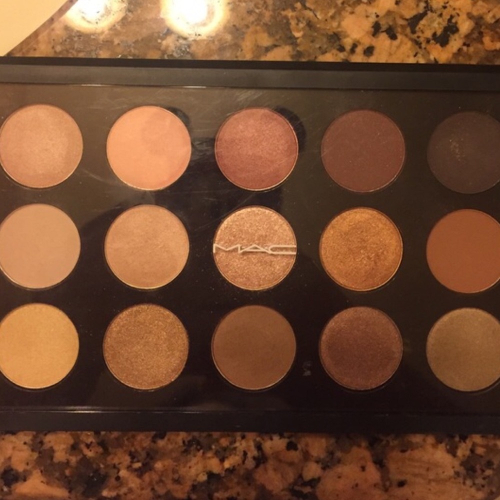 MAC 15 warm neutral eyeshadow palette