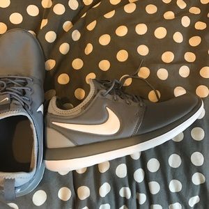 Gray Nike roshe