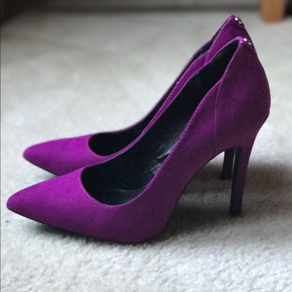 Magenta pumps by Guess
