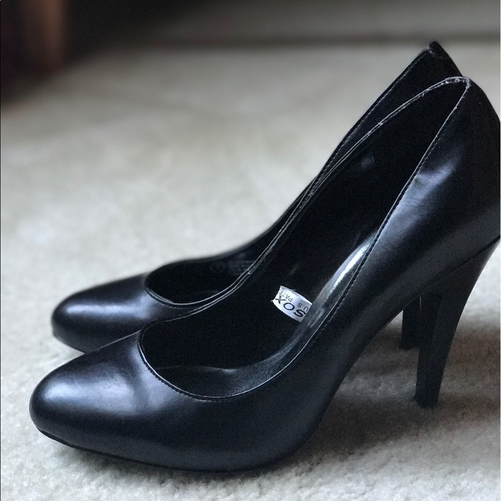 Black round toe pumps
