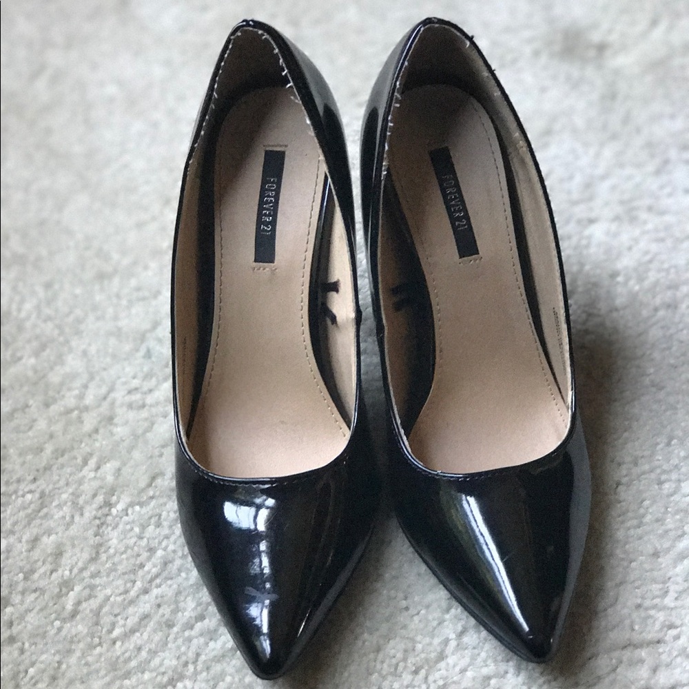 Black pointy pumps