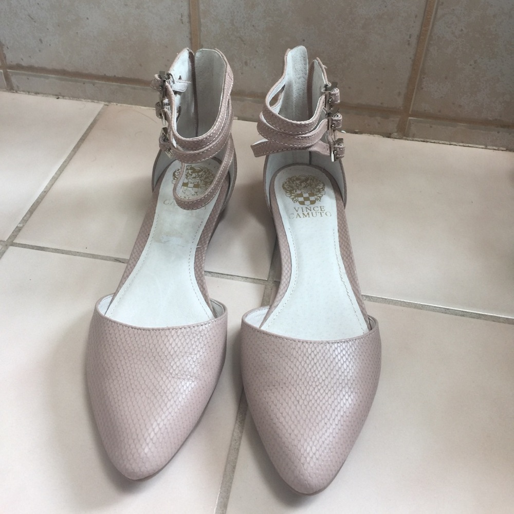Vince Camuto sz 8 ankle strap flats
