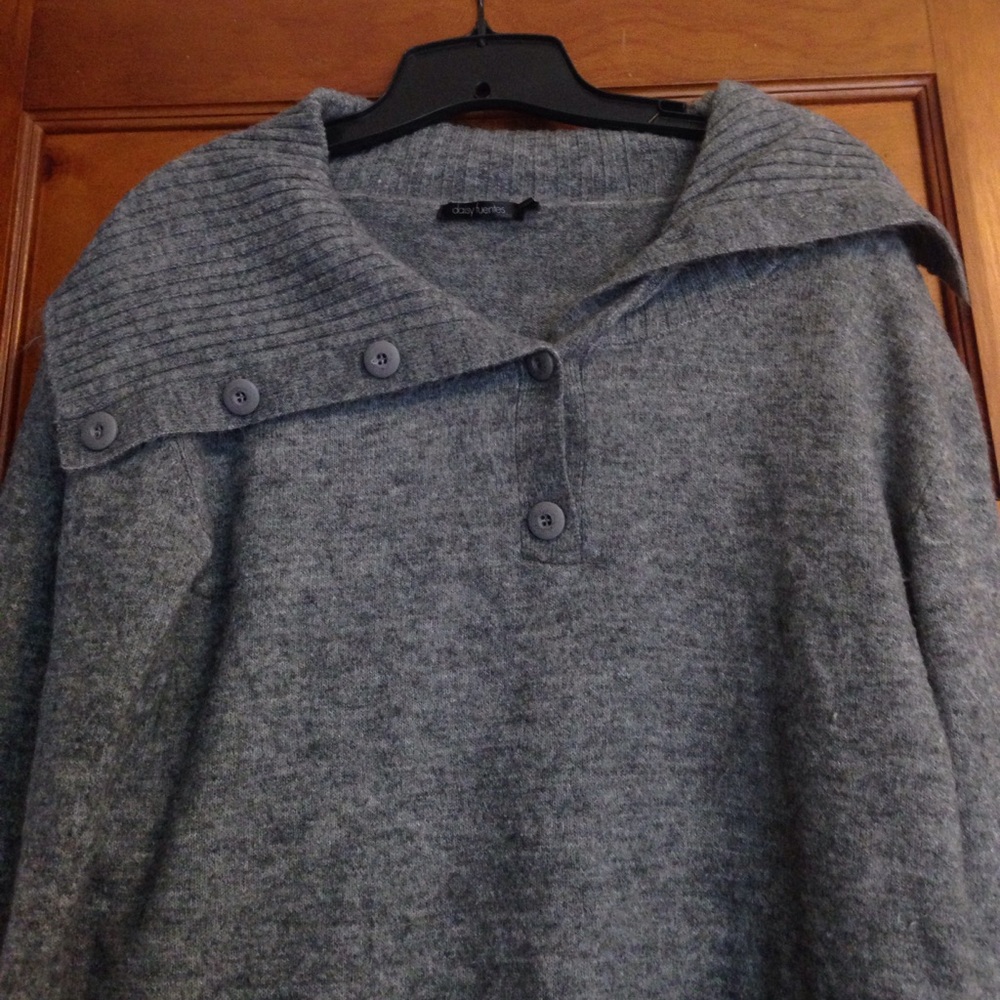Gray sweater with unique neck line - Picture 3 of 4