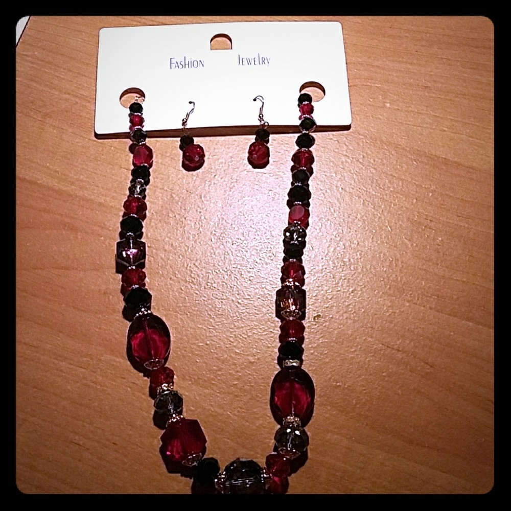 Red, purple and silver colored necklace, gold tone