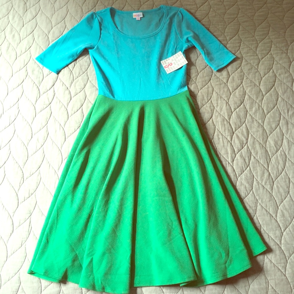 NWT!! Amazing Stretchy Crepe Nicole - Size Small