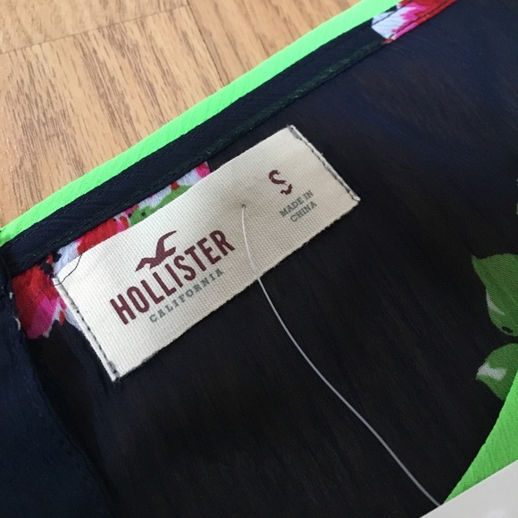 Hollister Button Back Shirt NWT - Picture 3 of 4