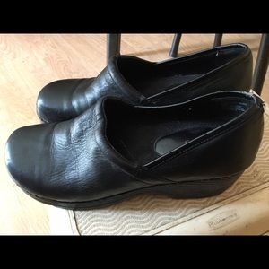 Bass closed toe clogs