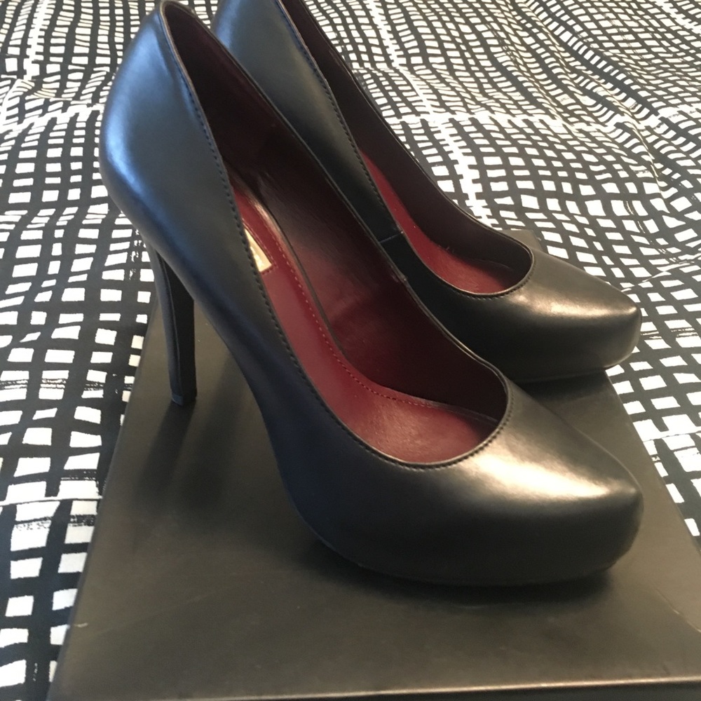 BCBG BLACK PARADE PUMPS