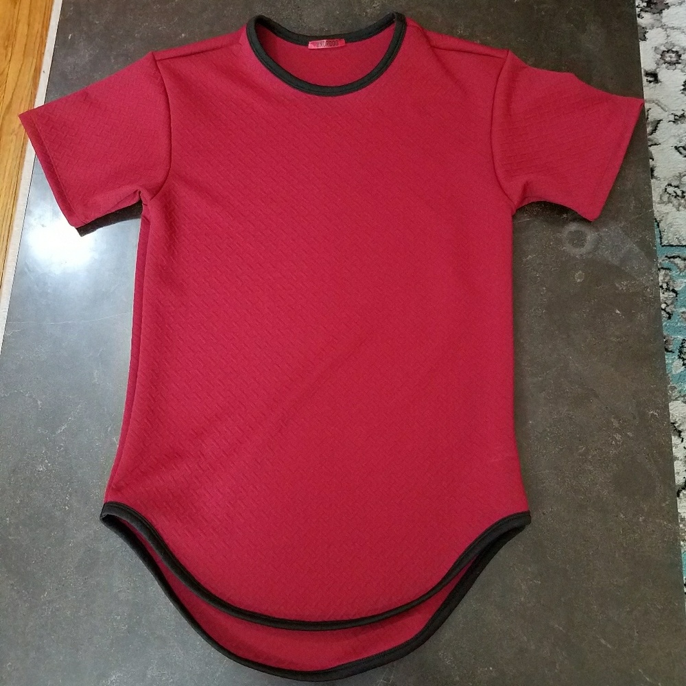 Rounded red shirt